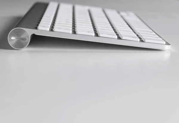 흰색 바탕에 컴퓨터 키보드와 직장 — 스톡 사진