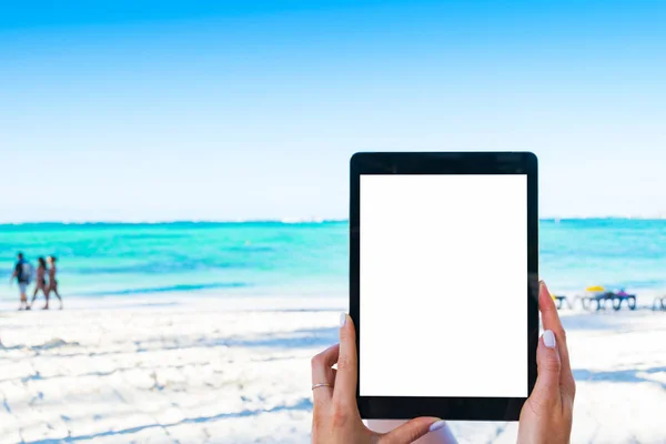 Vuoto tablet computer vuoto nelle mani della ragazza sulla spiaggia — Foto Stock