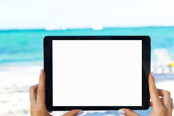 Vuoto tablet computer vuoto nelle mani della ragazza sulla spiaggia — Foto Stock