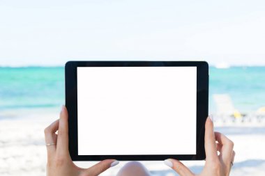 Kız sahilde elinde boş boş tablet bilgisayar