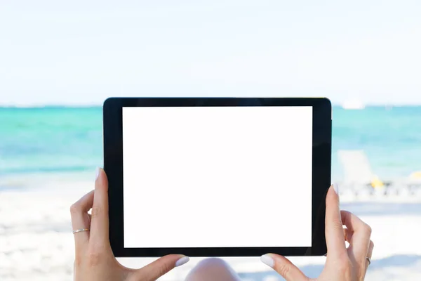 Vuoto tablet computer vuoto nelle mani della ragazza sulla spiaggia — Foto Stock
