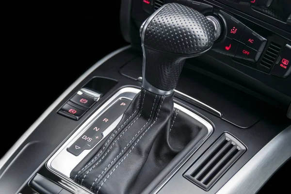 Automatic gear stick of a modern car, détails de l'habitacle de la voiture — Photo