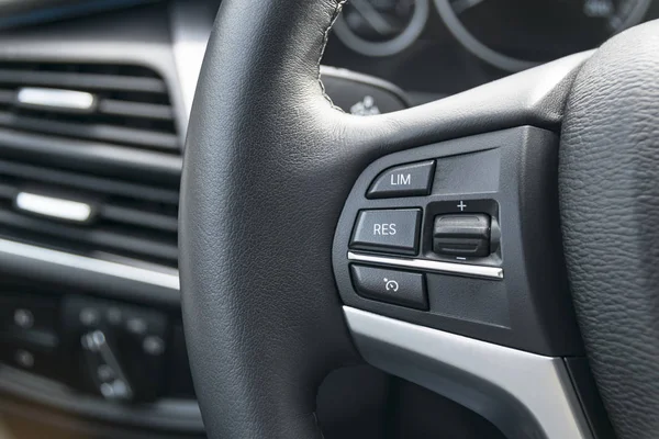 Botones de control de crucero en el volante de un coche moderno, detalles interiores del coche — Foto de Stock