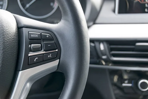 Moderno volante del coche con botones de control de medios, coche interi — Foto de Stock