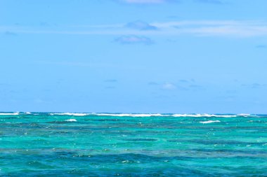 Ufuk çizgisi yaz göğün ve turkuaz mavi okyanus su ile görünümünü