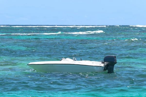 Petit bateau à moteur naviguant sur le grand océan turquoise avec des vagues — Photo