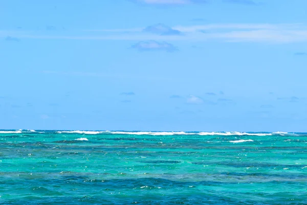 Вид на хребет с летним небом и голубой бирюзовой океанской водой — стоковое фото