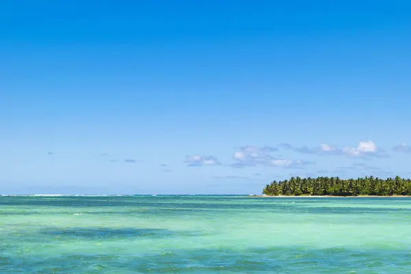 Equatorial part of the ocean with turquoise water, tropical island background — Stock Photo, Image