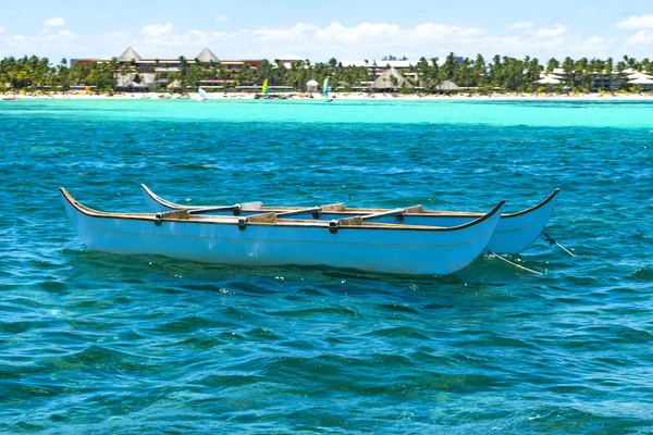 Small boat sailing on the big turquoise ocean with waves — Stock Photo, Image