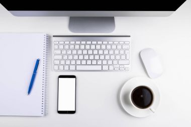 Ofis Masası bilgisayar, bilgisayar kablosuz klavye ve fare, fincan kahve, tablet smartphone.copy alan defter. boş ekran
