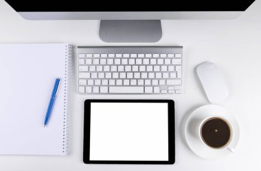 Ofis Masası bilgisayar, bilgisayar kablosuz klavye ve fare, fincan kahve, tablet computer.copy alan defter. boş ekran