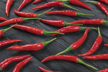 Koyu ahşap arka plan üzerinde kırmızı biber biber