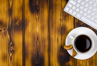 Ofis Masası kopya alanı ile. Dijital cihazlar kablosuz klavye ve fare kahve, üstten görünüm yanık ahşap tablo