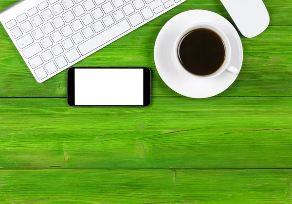 Escritorio de oficina con espacio para copias. Dispositivos digitales teclado inalámbrico, ratón y teléfono inteligente con pantalla vacía en la mesa de madera verde, vista superior — Foto de Stock