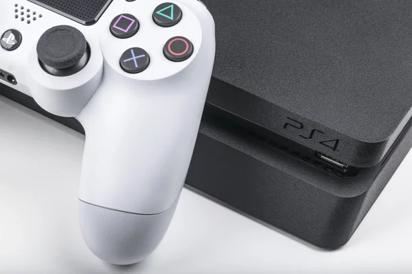 Sankt-Petersburg, Russia, 20 maggio 2017: Sony PlayStation 4 console di gioco con un joystick dualshock 4 su sfondo bianco, home video console di gioco scattata a Sankt-Petersburg il 20 maggio 2017 — Foto Stock