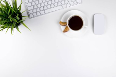 Ofis Masası kopya alanı ile. Dijital cihazlar kablosuz klavye ve fare ile kahve, üstten görünüm office tabloda