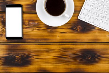 Ofis Masası kopya alanı ile. Dijital cihazlar kablosuz klavye, fare ve tablet bilgisayar ile kahve, üstten görünüm ile yanık ahşap tabloda boş perde