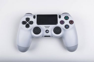  Beyaz arka plan, ev video oyun konsolu üzerinde joystick dualshock 4 ile Sony Playstation 4 oyun konsolu