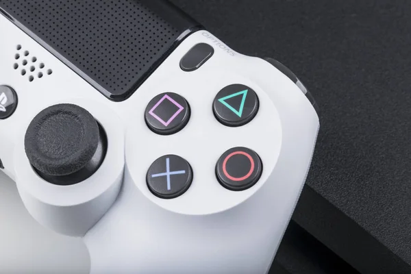 Sony PlayStation 4 consola de juegos con un joystick dualshock 4 sobre fondo blanco, consola de videojuegos en casa —  Fotos de Stock