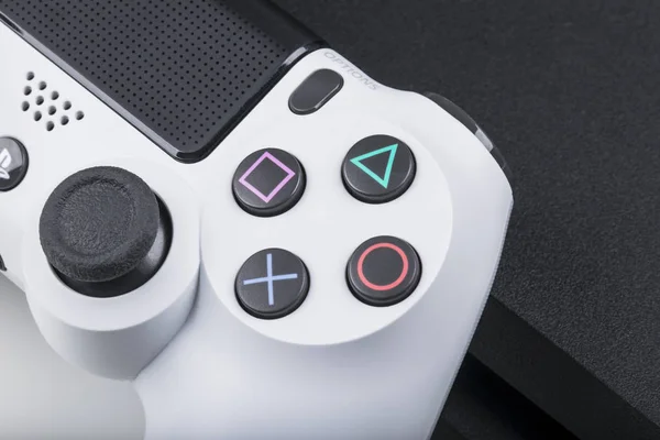 Konsoli do gier Sony Playstation 4 z joystick bezprzewodowy dualshock 4 na białym tle, konsoli do gier wideo — Zdjęcie stockowe