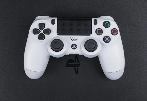 Konsoli do gier Sony Playstation 4 z joystick bezprzewodowy dualshock 4 na białym tle, konsoli do gier wideo — Zdjęcie stockowe