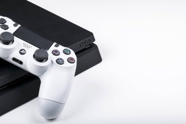 Beyaz arka plan, ev video oyun konsolu üzerinde beyaz joystick dualshock 4 ile Sony Playstation 4 oyun konsolu
