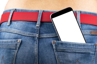 Smartphone ile ince bir genç kızın bir kot pantolon cebinde metin için boş alan ile izole beyaz ekran