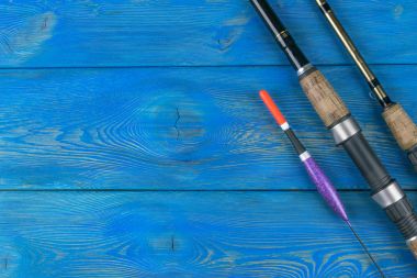 Olta - olta balık tutma float ve güzel mavi ahşap arka plan üzerinde lures