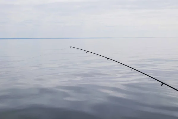 Båten fiskespö med linje över en vacker grumlig seascape — Stockfoto