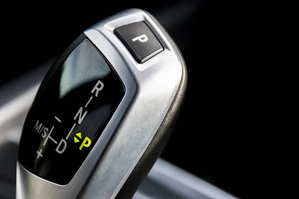 Vara de engrenagem automática de um carro moderno, detalhes do interior do carro, vista de perto — Fotografia de Stock