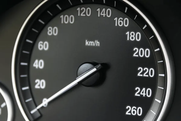 Tableau de bord du tableau de bord de voiture gros plan avec indicateur de vitesse visible, détails de l'intérieur de la voiture — Photo