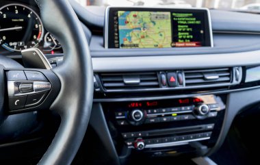 Modern araba iç, direksiyon simidi ile medya telefon kontrol düğmeleri, navigasyon, ekran multimedya sistemi arka plan, araba iç detaylar