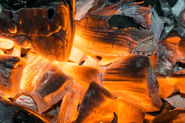 Queimando lenha na lareira de perto, churrasco fogo, queima de fundo de carvão, churrasqueira — Fotografia de Stock