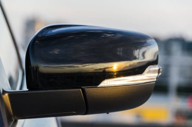 Sol yan araba ayna yansıması güzel renkli gökyüzü ve gün batımı ile