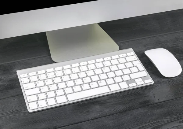 Lugar de trabajo empresarial con ordenador, teclado inalámbrico y ratón sobre fondo de mesa de madera negro. Escritorio de oficina con espacio de copia — Foto de Stock