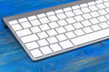 İş çalışma alanı eski mavi ahşap masa arka plan üzerinde kablosuz klavye ile. Ofis Masası kopya alanı ile