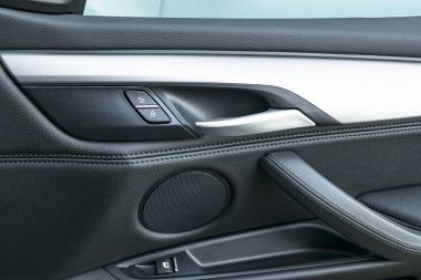 Siyah deri ve anahtar düğme denetimi, modern araba iç Ayrıntılar lüks modern araba içinde araba kapı kolu