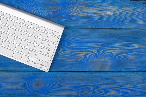 Lieu de travail avec ordinateur, clavier sans fil sur un vieux fond de table en bois bleu. Bureau avec espace de copie — Photo