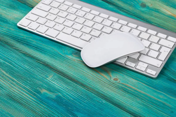 Lugar de trabajo de negocios con ordenador, teclado inalámbrico y ratón sobre fondo de mesa de madera azul viejo. Escritorio de oficina con espacio de copia — Foto de Stock