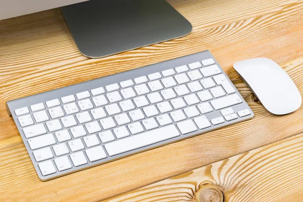 Lugar de trabajo de negocios con teclado inalámbrico sobre fondo de mesa de madera natural viejo. Escritorio de oficina con espacio de copia — Foto de Stock