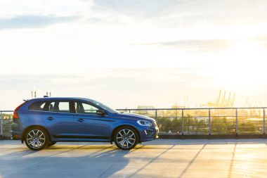 St. Petersburg, Rusya - 17 Haziran 2017: Bir modern lüks İsveçli Volvo Xc60 R-Design Polestar Edition bir testi binanın çatısında araba St. Petersburg'da 17 Haziran 2017