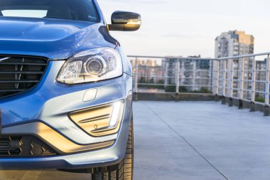 St. Petersburg, Rusya - 17 Haziran 2017: Bir modern lüks İsveçli Volvo Xc60 R-Design Polestar Edition bir testi binanın çatısında araba St. Petersburg'da 17 Haziran 2017