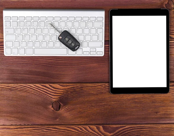 Business Workplace con teclado inalámbrico, tableta y teclas de coche sobre fondo rojo de madera. Escritorio de oficina con espacio para copias. Espacio vacío para texto — Foto de Stock