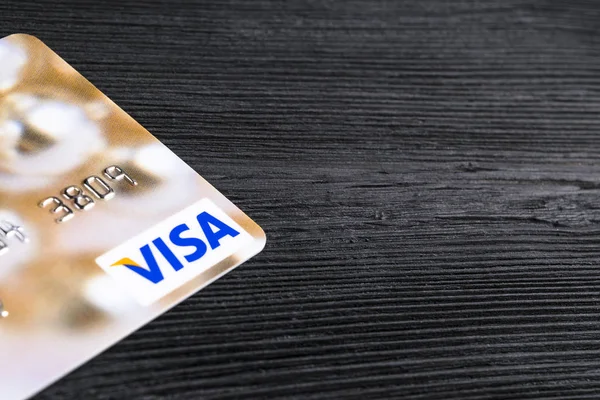 Sankt-Petersburg, Rusia, 09 de julio de 2017: Visa credit cards on office black desk board. vista de cerca de una tarjeta de crédito visa en la mesa de madera negro. Foto tomada en Sankt-Petersburg, Rusia, 09 de julio de 2017 — Foto de Stock