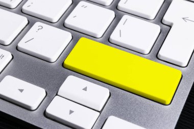 Bir bilgisayar dizüstü klavye görünümünü kapatmak bir sarı tuş, teknolojik altyapı, metin için boş yer