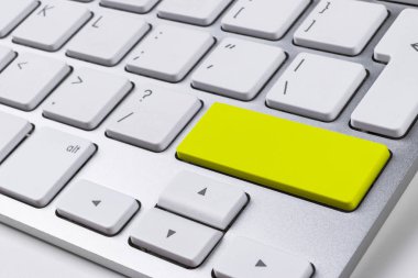 Bir sarı düğme ile bir bilgisayar dizüstü klavye bakış beyaz Ofis Masası, teknolojik altyapı, metin için boş yer kapatın