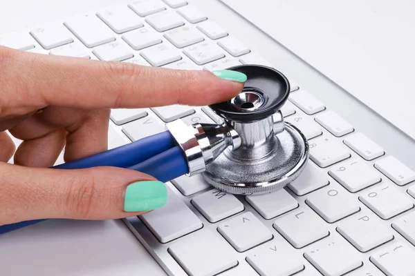 Técnico femenino (mujer) mano usando estetoscopio para examinar teclado de computadora, concepto de servicio de computadora, mantenimiento de computadora e Internet, comprobar la salud de la computadora portátil — Foto de Stock