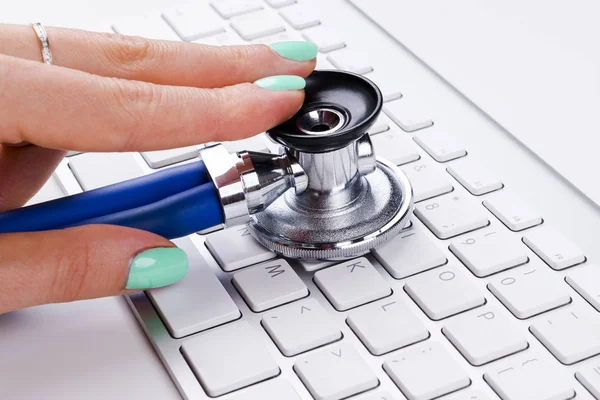 Técnico femenino (mujer) mano usando estetoscopio para examinar teclado de computadora, concepto de servicio de computadora, mantenimiento de computadora e Internet, comprobar la salud de la computadora portátil — Foto de Stock