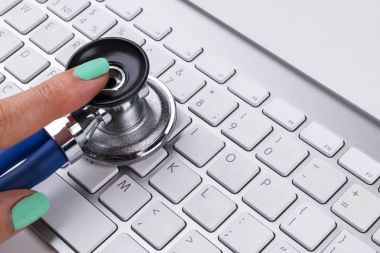 stetoskop için kullanarak teknisyen erkek (kadın) ele inceliyor bilgisayar klavye, bilgisayar hizmet kavramı, bilgisayar ve internet bakım, dizüstü bilgisayar sağlığını denetleme