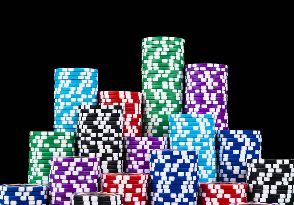 Στοίβα από μάρκες πόκερ που απομονώνονται σε μαύρο φόντο. Ένα σύνολο στοίβα μαρκών πόκερ σε ένα πράσινο τραπέζι παιχνίδι με ζάρι ρολά. Μαύρο φόντο. έννοια του κινδύνου - παίζοντας πόκερ στο καζίνο. Θέμα παιχνίδι πόκερ. Κόκκινο Καζίνο ζάρια. — Φωτογραφία Αρχείου